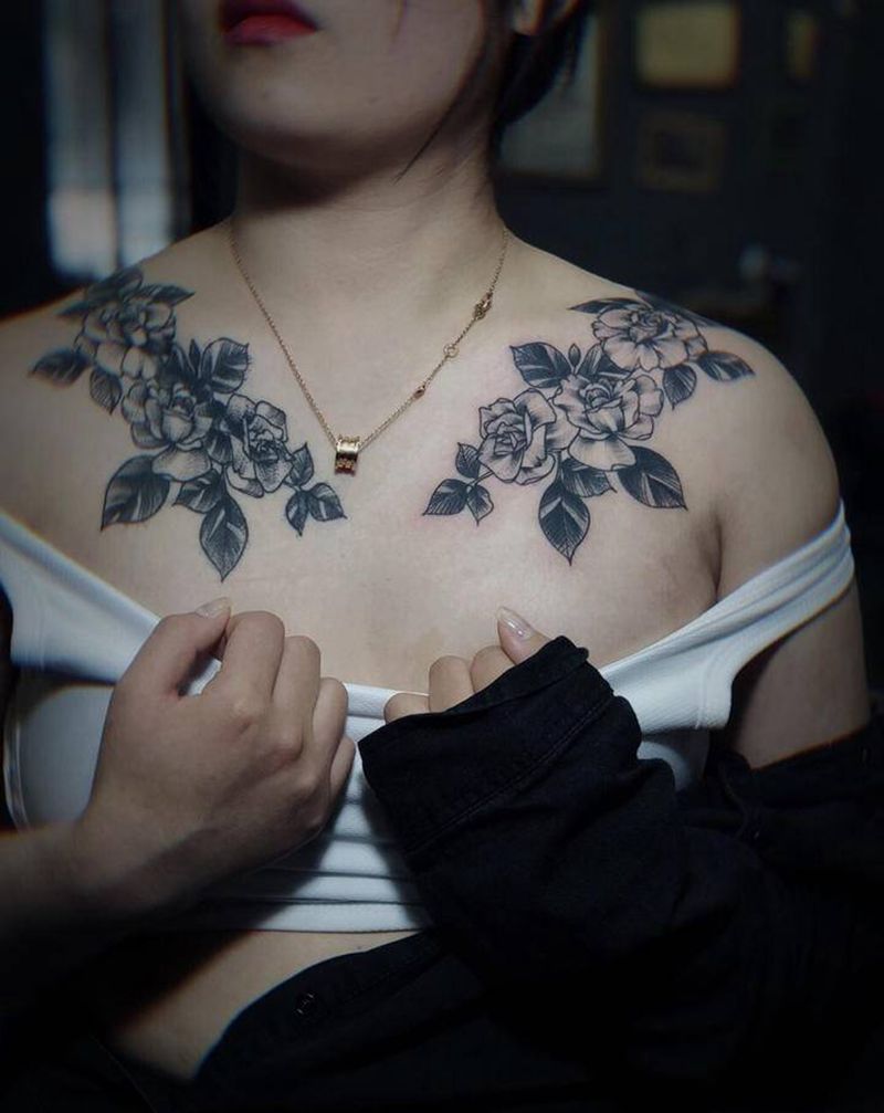 素花 花胸女纹身图片_胸部点刺素花花胸纹身图案