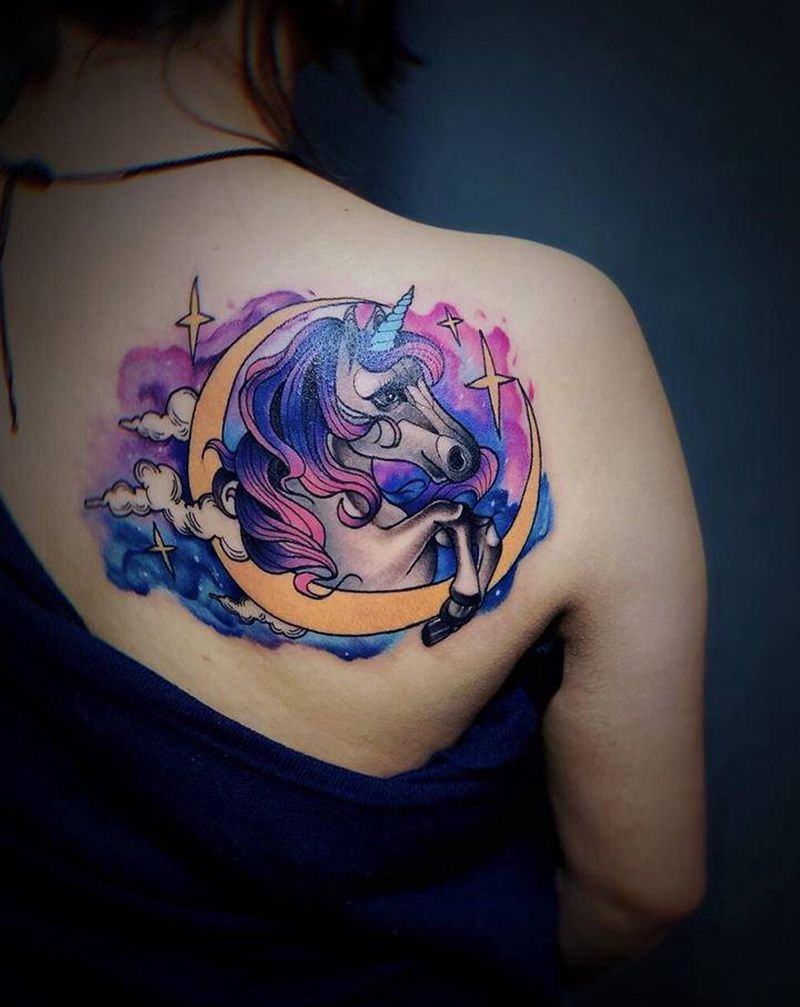 独角兽纹身图片_背部水彩独角兽纹身图案