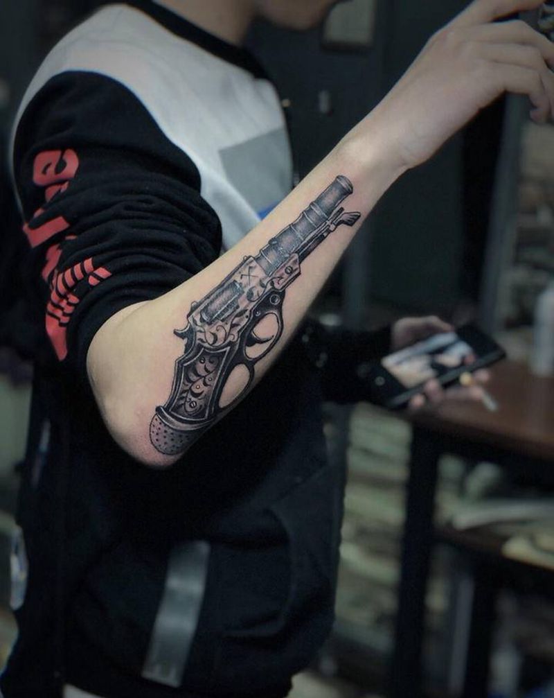 洋枪手枪纹身图片_手臂欧美写实手枪洋枪纹身图案