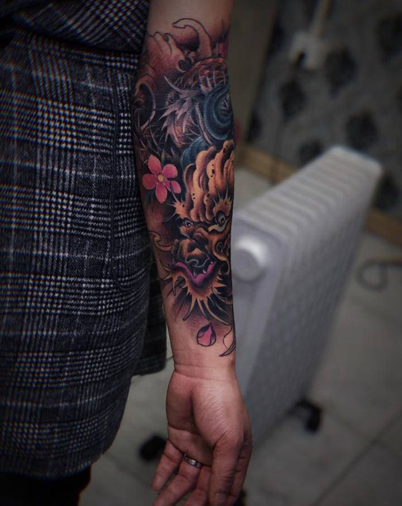 龙彩色龙荷花纹身图片_手臂老传统新传统龙荷花纹身图案