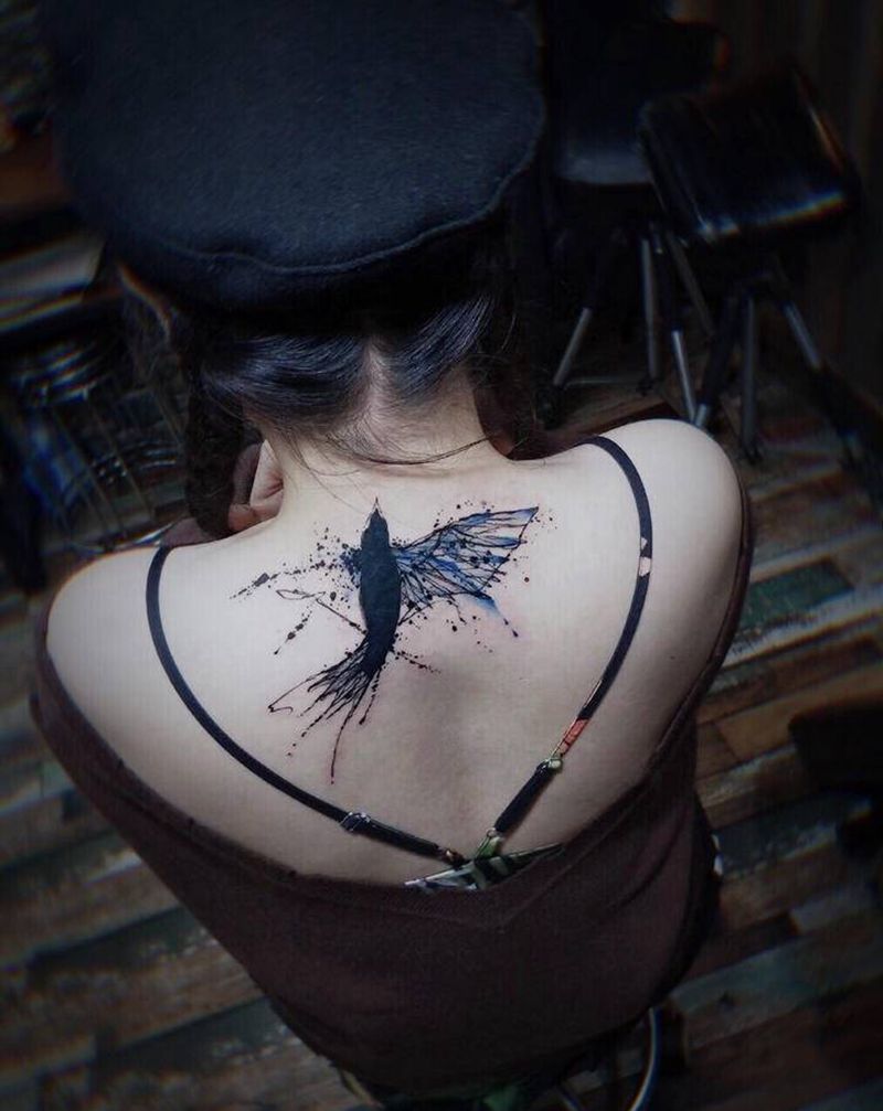 翠鸟纹身图片_背部水墨翠鸟纹身图案