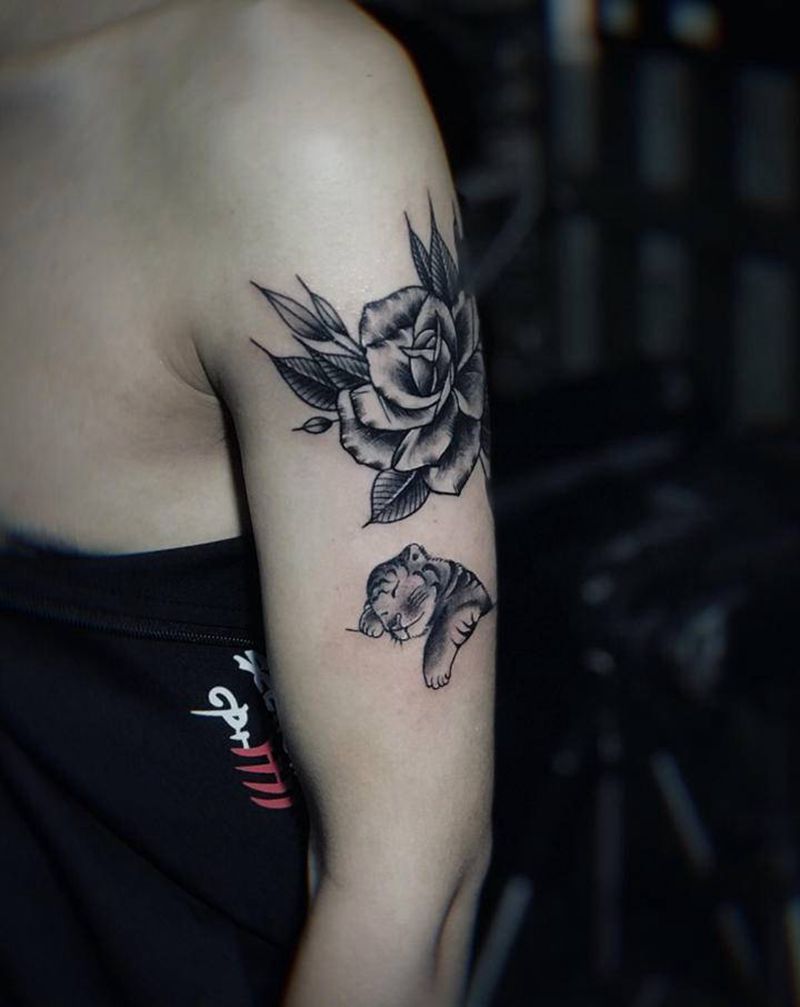 玫瑰花老虎纹身图片_手臂欧美写实玫瑰花老虎纹身图案