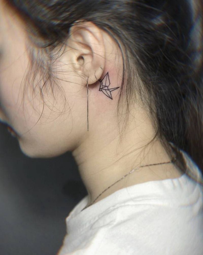 耳后纸鹤纹身图片_肩部几何纸鹤纹身图案