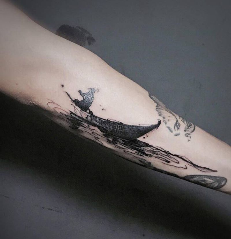 划船纹身图片_手臂水墨船纹身图案