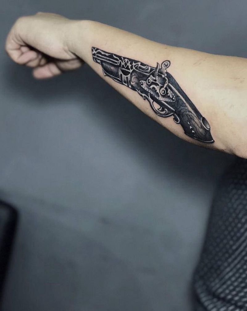 手枪火枪纹身图片_手臂欧美写实手枪火枪纹身图案
