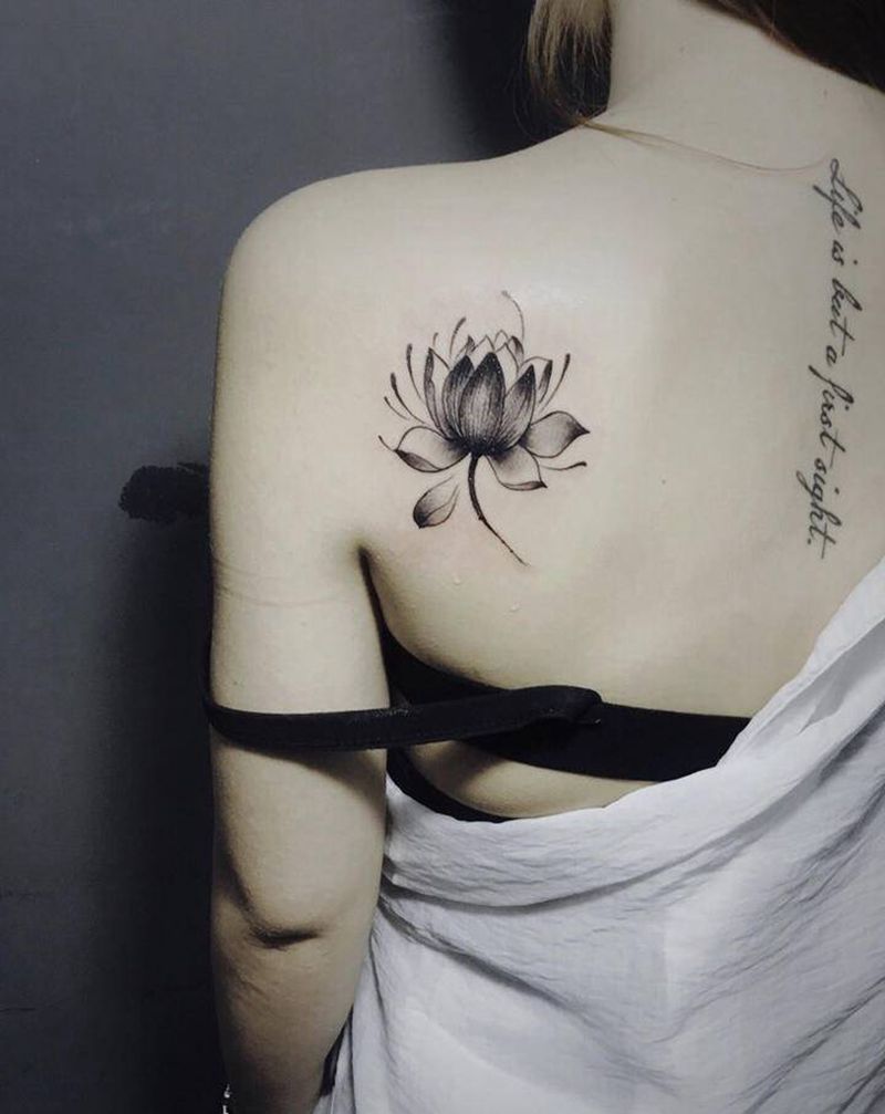 荷花纹身图片_背部新传统水墨荷花纹身图案