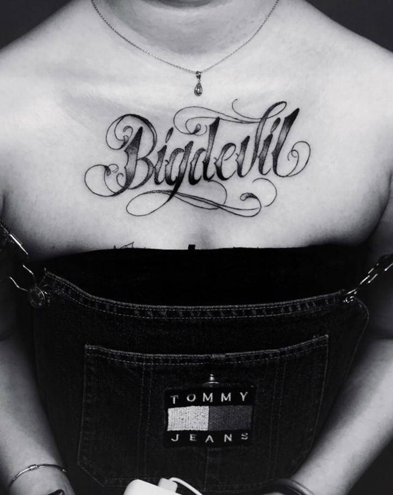 花胸花体字纹身图片_胸部花体字花体字花胸纹身图案