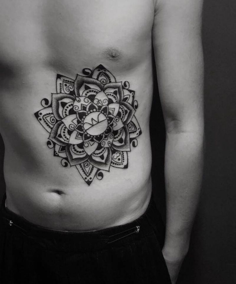 花肚子纹身图片_胸部点刺几何花肚子纹身图案