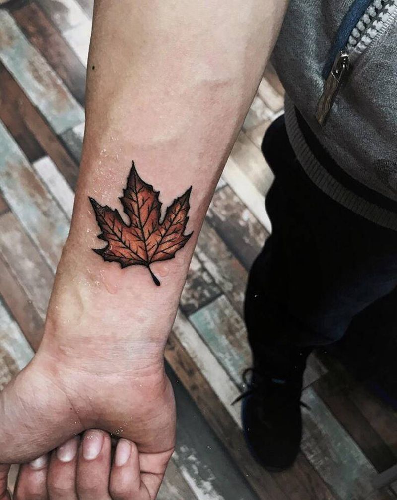 枫叶纹身图片_手臂老传统水墨枫叶纹身图案