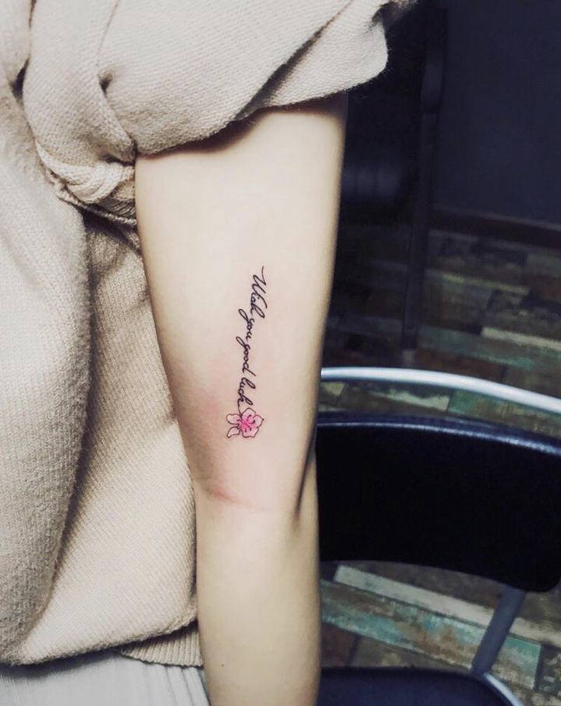 樱花 字母纹身图片_手臂几何水彩字母樱花纹身图案