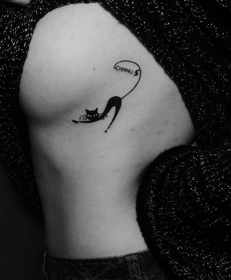 小猫纹身图片_胸部几何小猫纹身图案