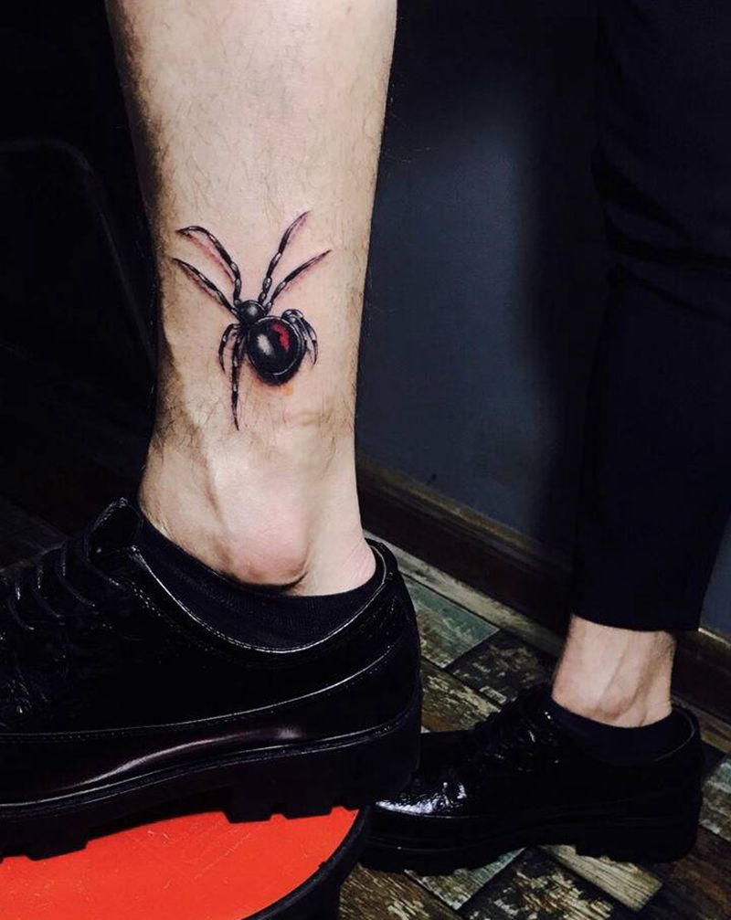 小腿蜘蛛纹身图片_腿部欧美写实蜘蛛纹身图案