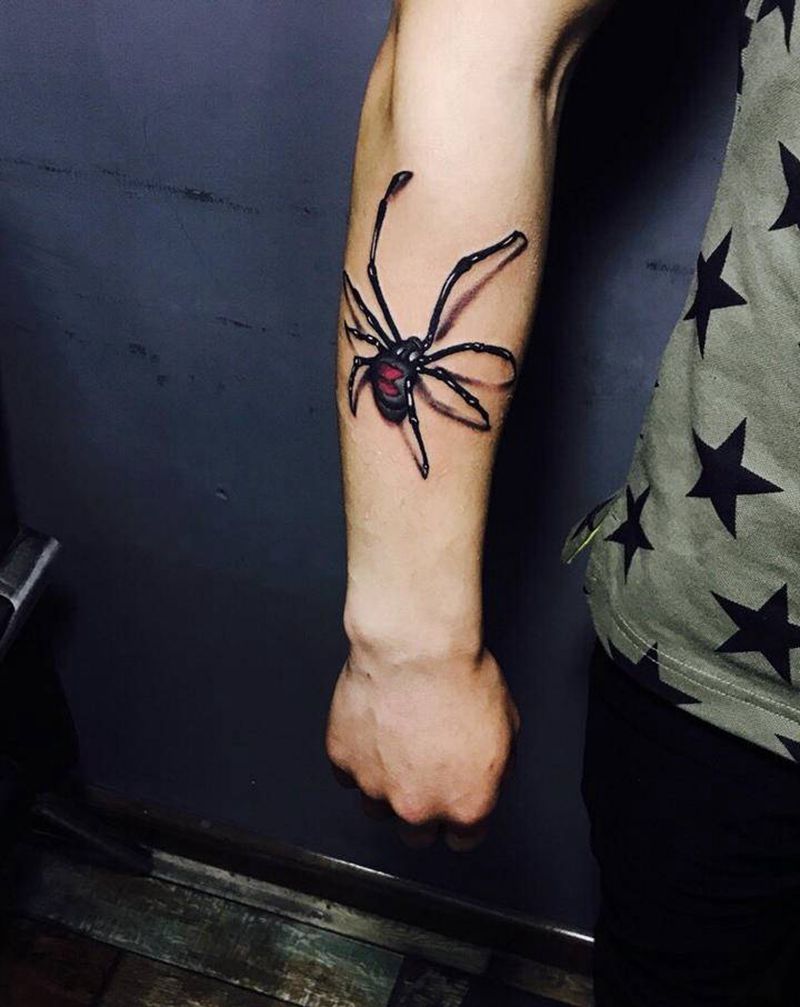 蜘蛛纹身图片_手臂欧美写实蜘蛛纹身图案