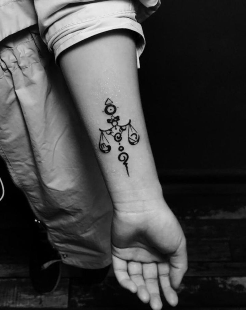 天枰纹身图片_手臂几何图腾天枰纹身图案