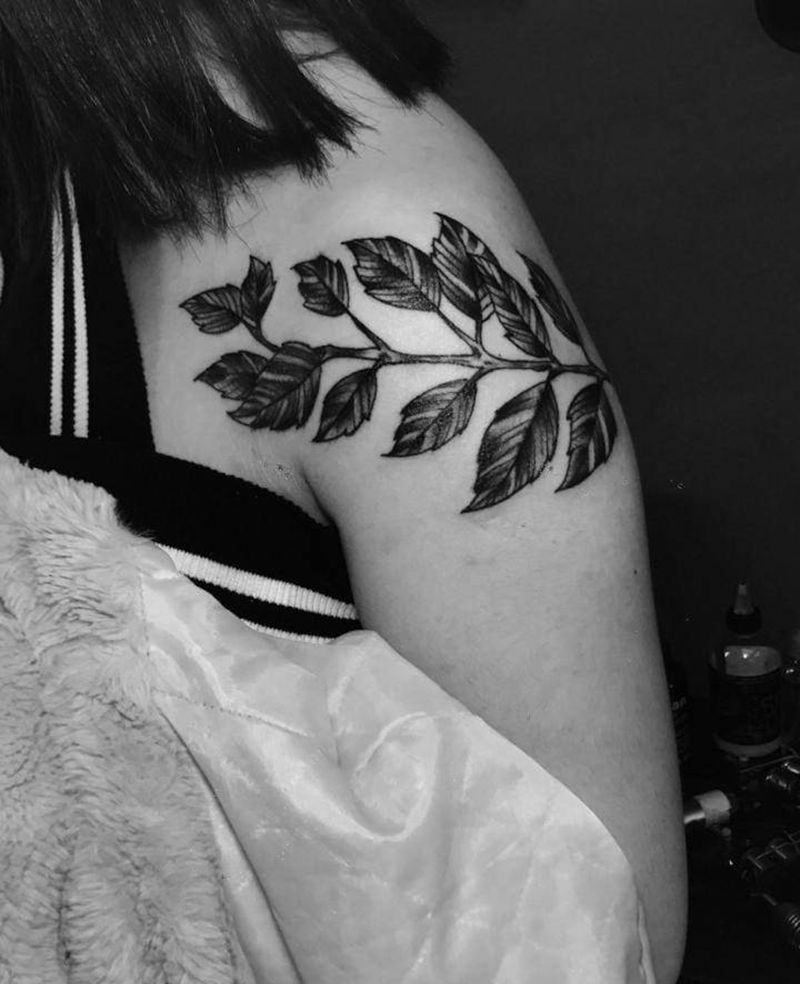 树叶纹身图片_肩部点刺New School树叶纹身图案