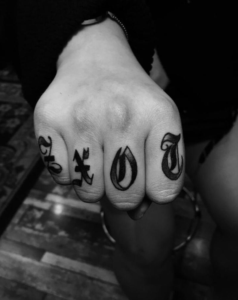 手指花体字纹身图片_手部花体字花体字纹身图案