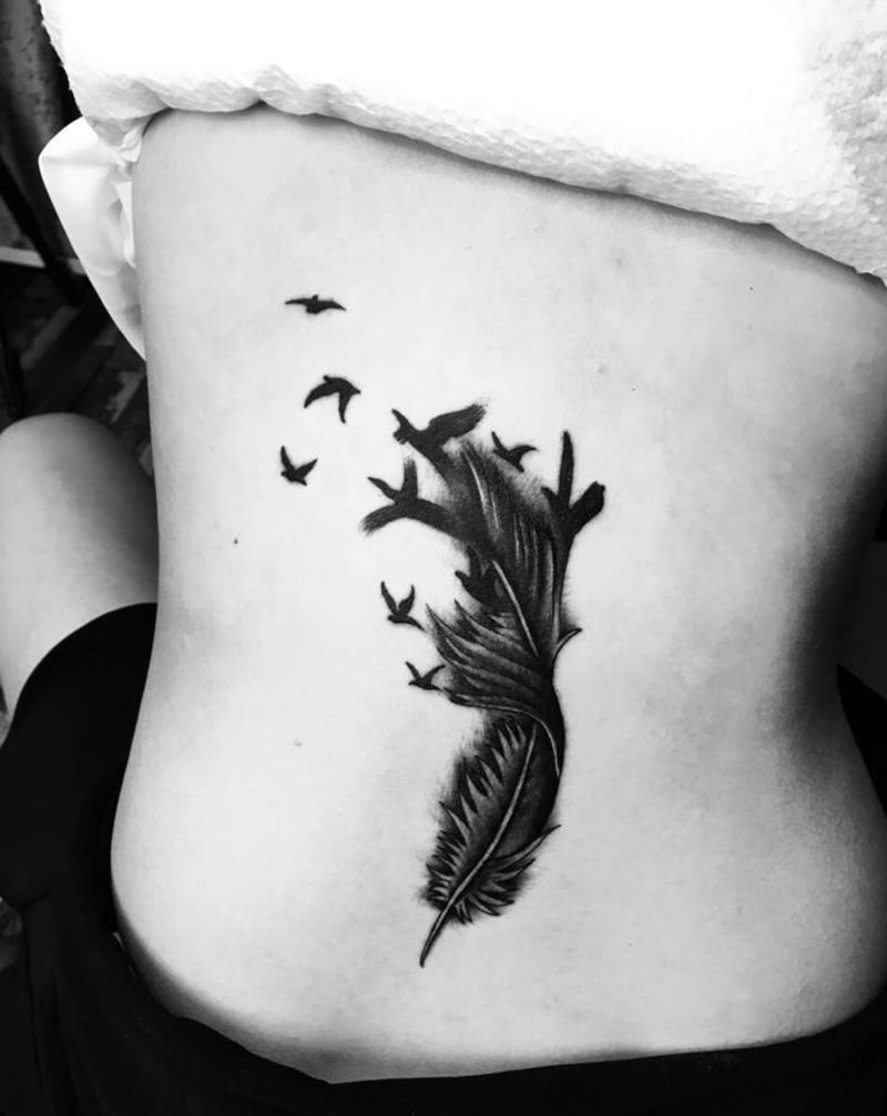 羽毛纹身纹身图片_背部欧美写实羽毛纹身图案