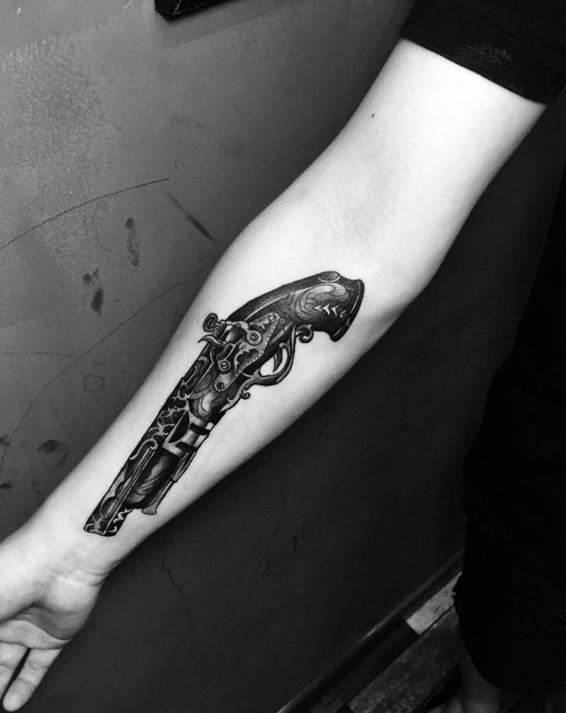 手枪火枪纹身图片_手臂欧美写实手枪火枪纹身图案