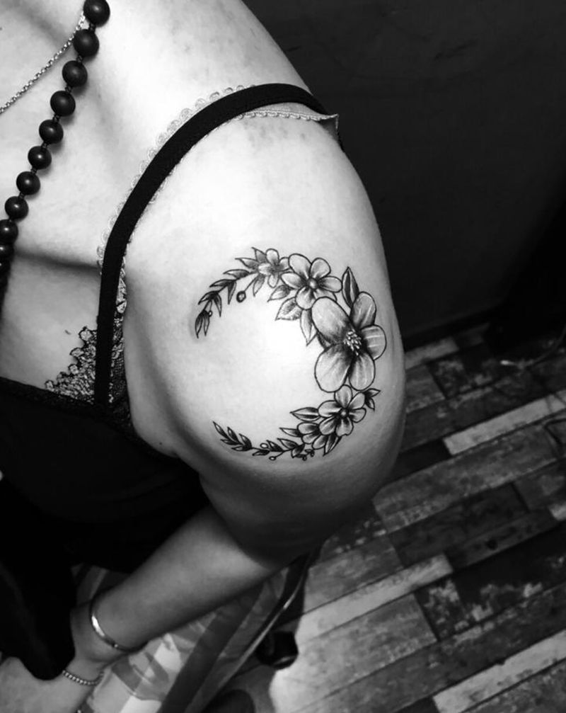 肩花素花纹身图片_肩部点刺素花肩花纹身图案