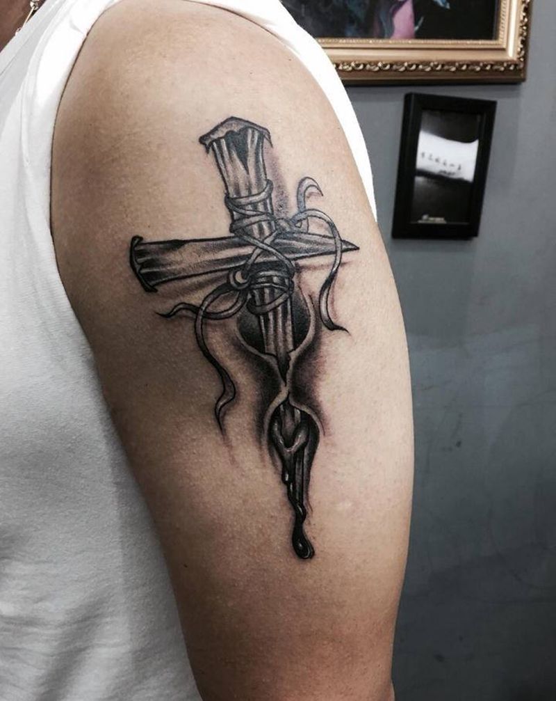 十字架纹身图片_手臂欧美写实十字架纹身图案