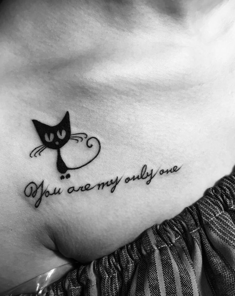 小猫纹身图片_胸部几何小猫纹身图案