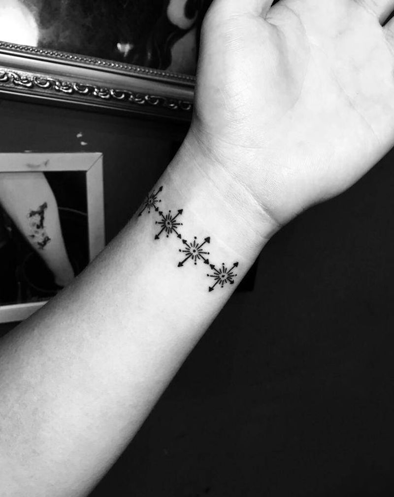 臂环纹身图片_手臂点刺几何臂环纹身图案