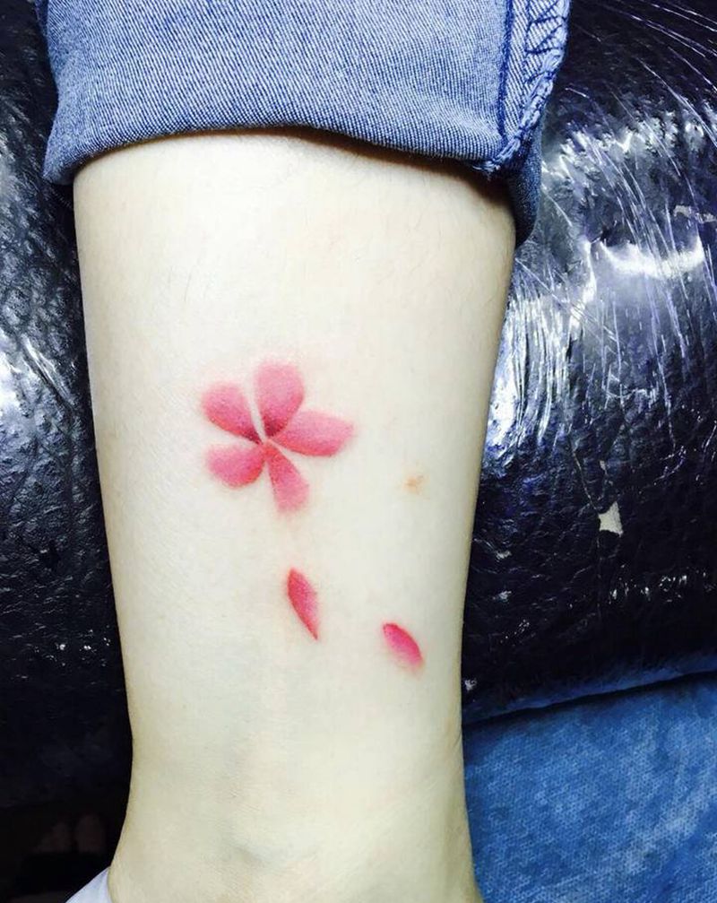 樱花纹身图片_腿部水墨樱花纹身图案