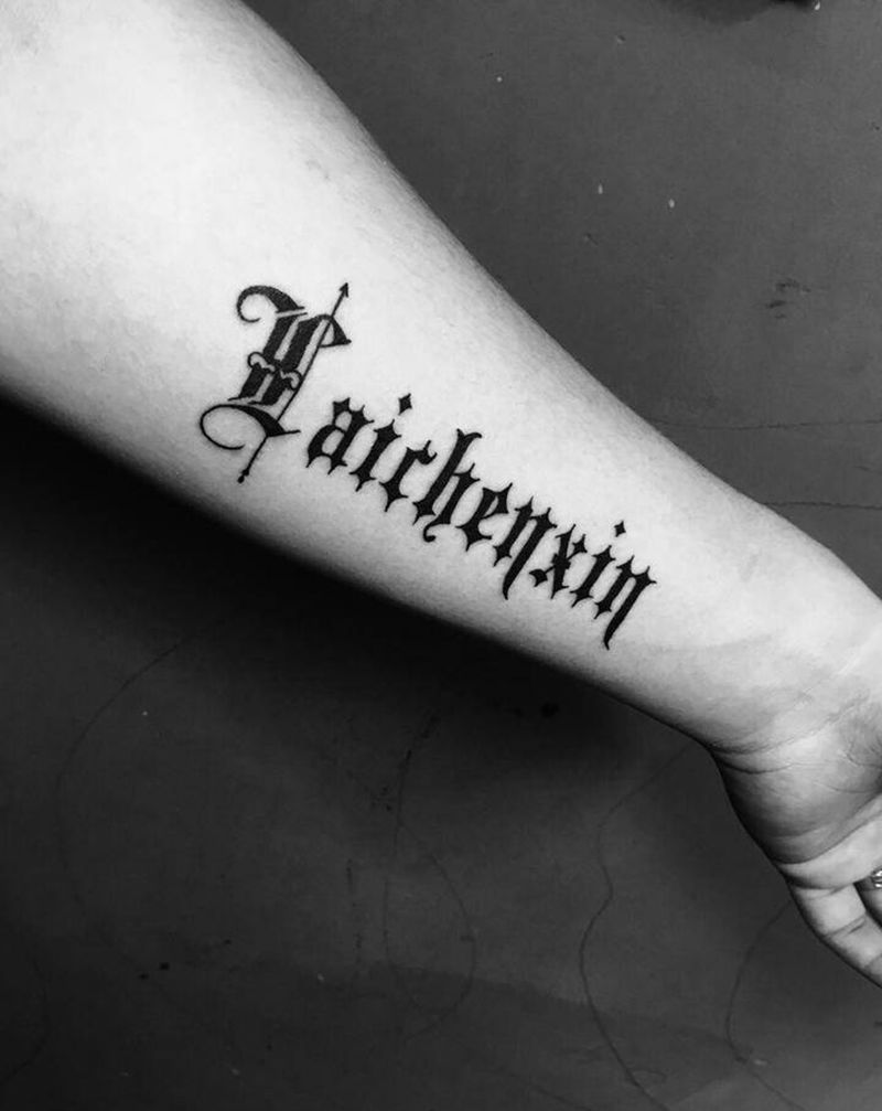 哥特字体纹身图片_手臂Old SchoolNew School哥特字体纹身图案