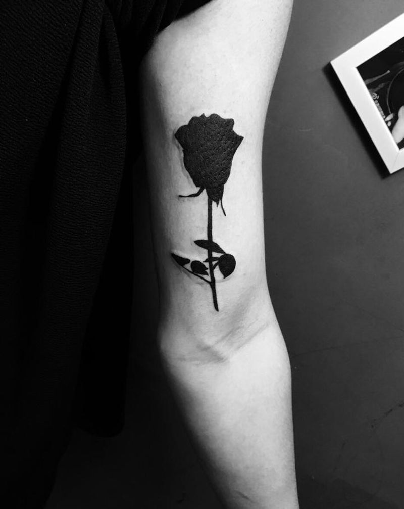 黑色玫瑰花纹身图片_手臂Old SchoolNew School玫瑰花纹身图案
