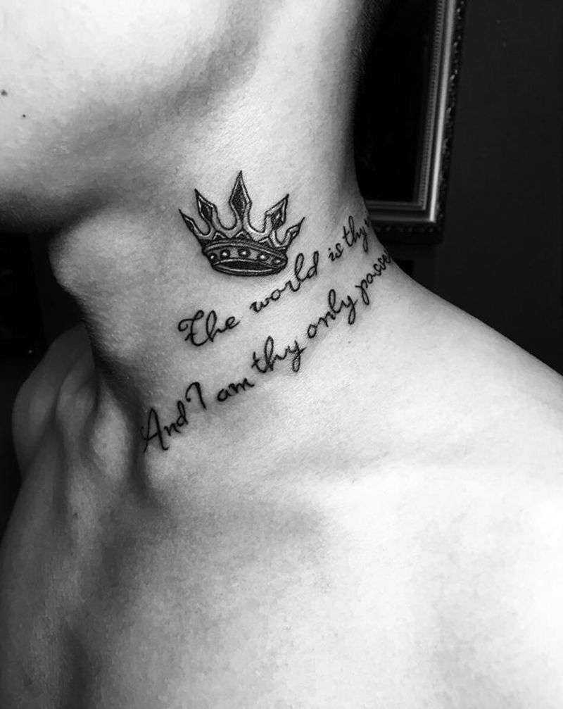 皇冠花体字纹身图片_颈部Old SchoolNew School皇冠纹身图案