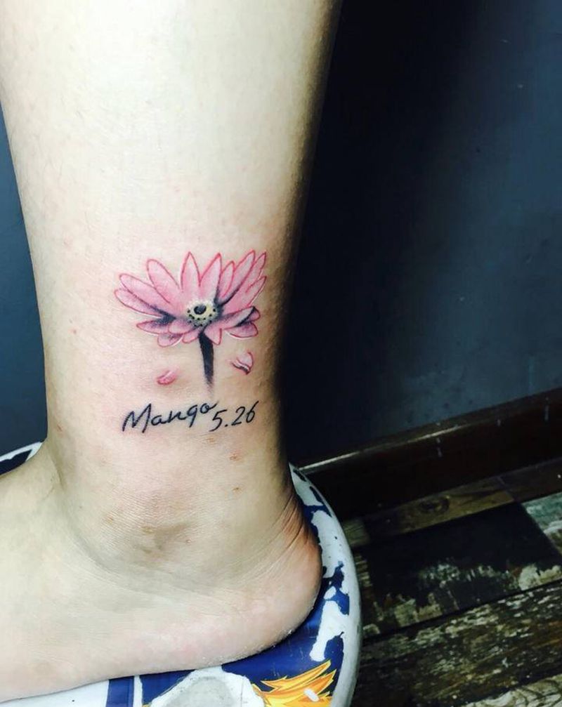 小花纹身图片_脚部Old SchoolNew School小花纹身图案