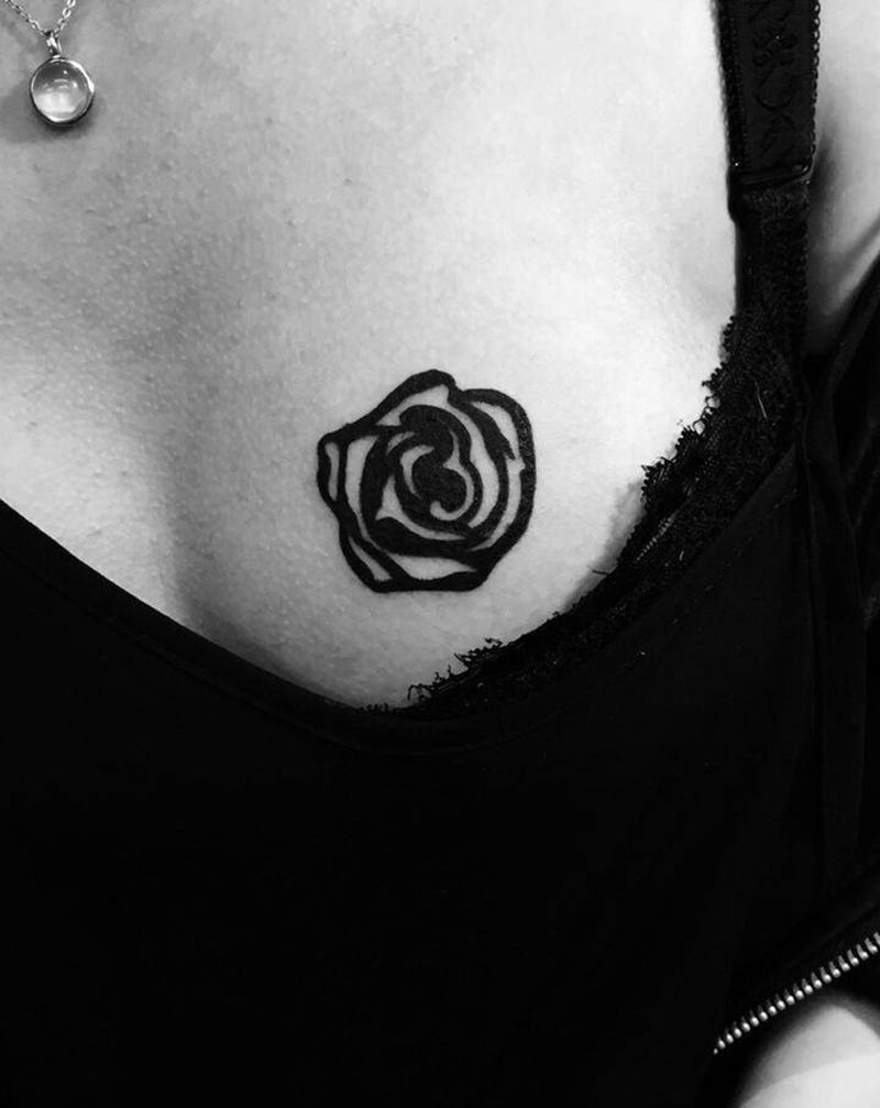 图腾玫瑰纹身图片_胸部Old SchoolNew School图腾玫瑰纹身图案