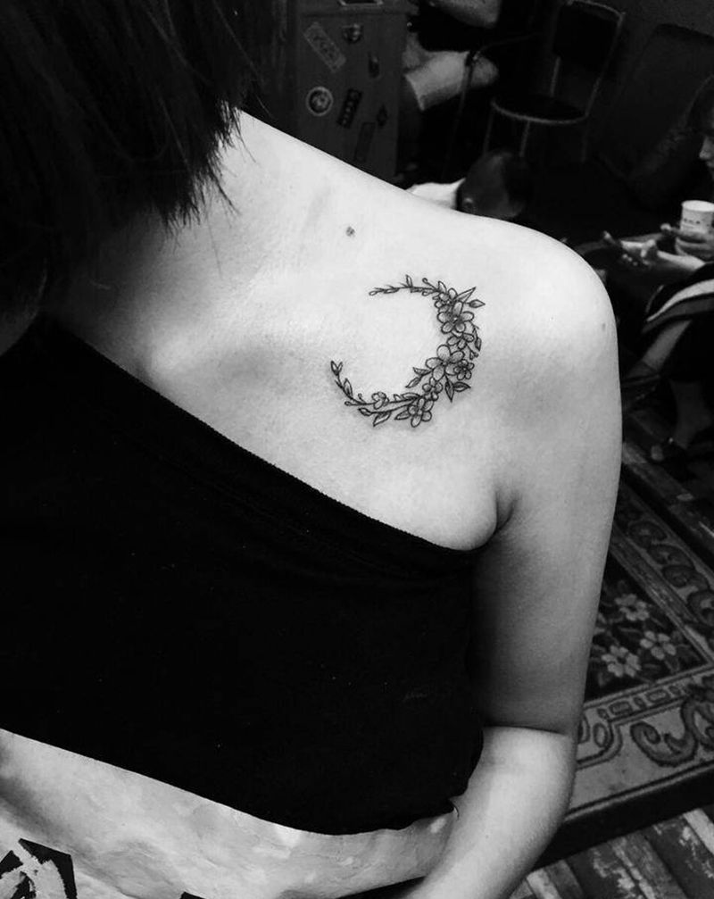 月亮花纹身图片_胸部点刺几何月亮花纹身图案