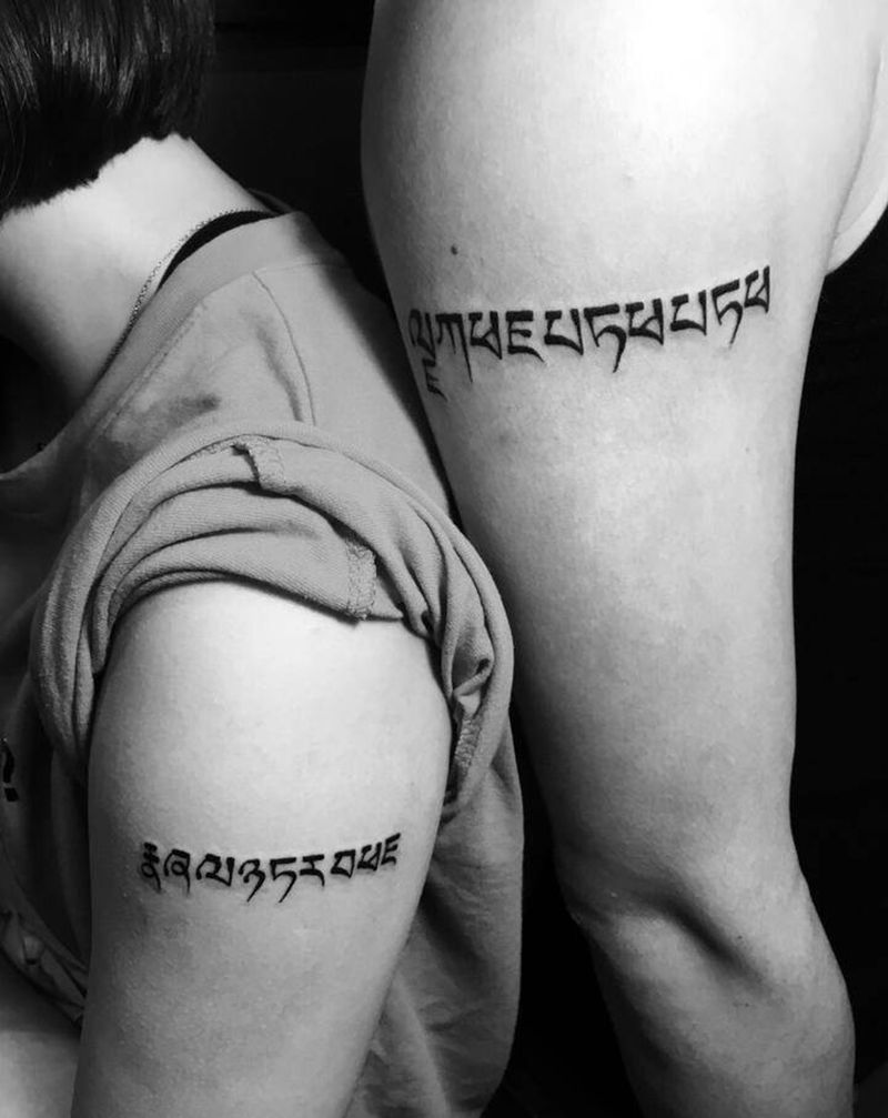 情侣梵文纹身图片_手臂花体字情侣梵文纹身图案