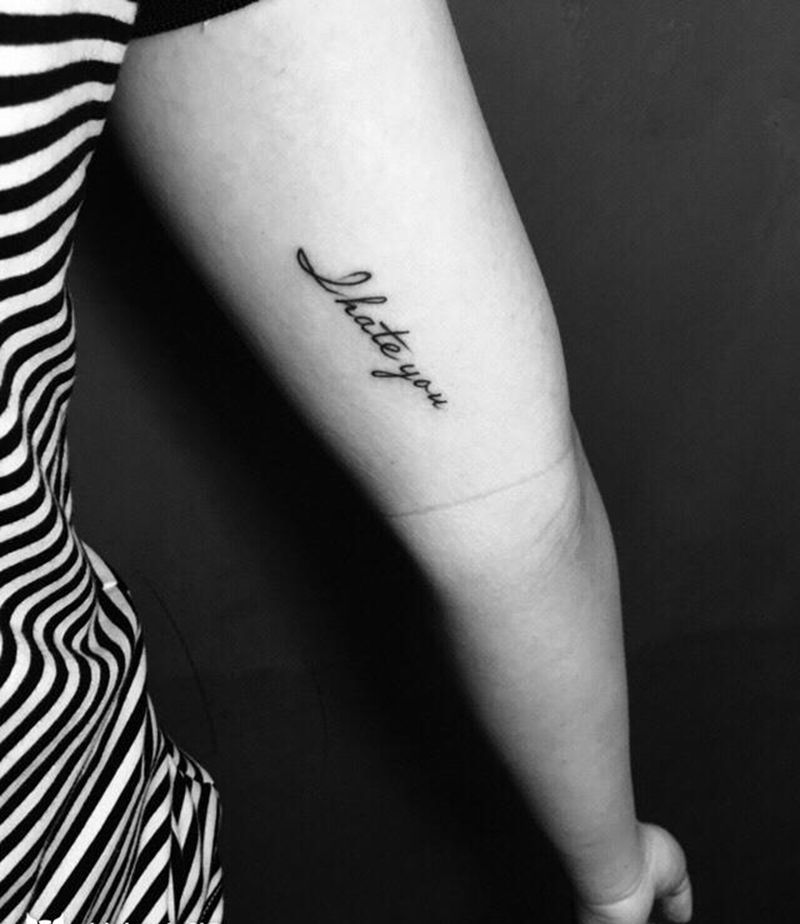 字母纹身图片_手臂花体字字母纹身图案