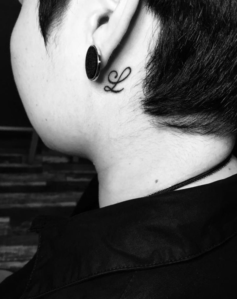 耳后纹身纹身图片_颈部花体字耳后纹身图案