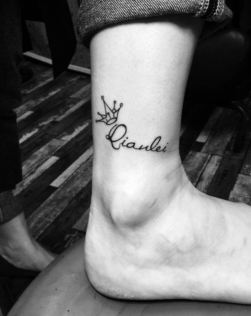 皇冠 花体字纹身图片_腿部花体字皇冠花体字纹身图案