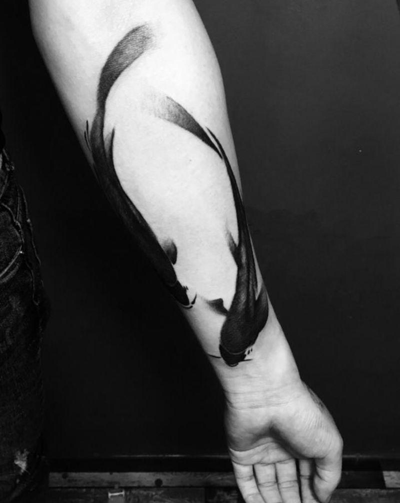 水墨鱼纹身图片_手臂水墨鱼纹身图案