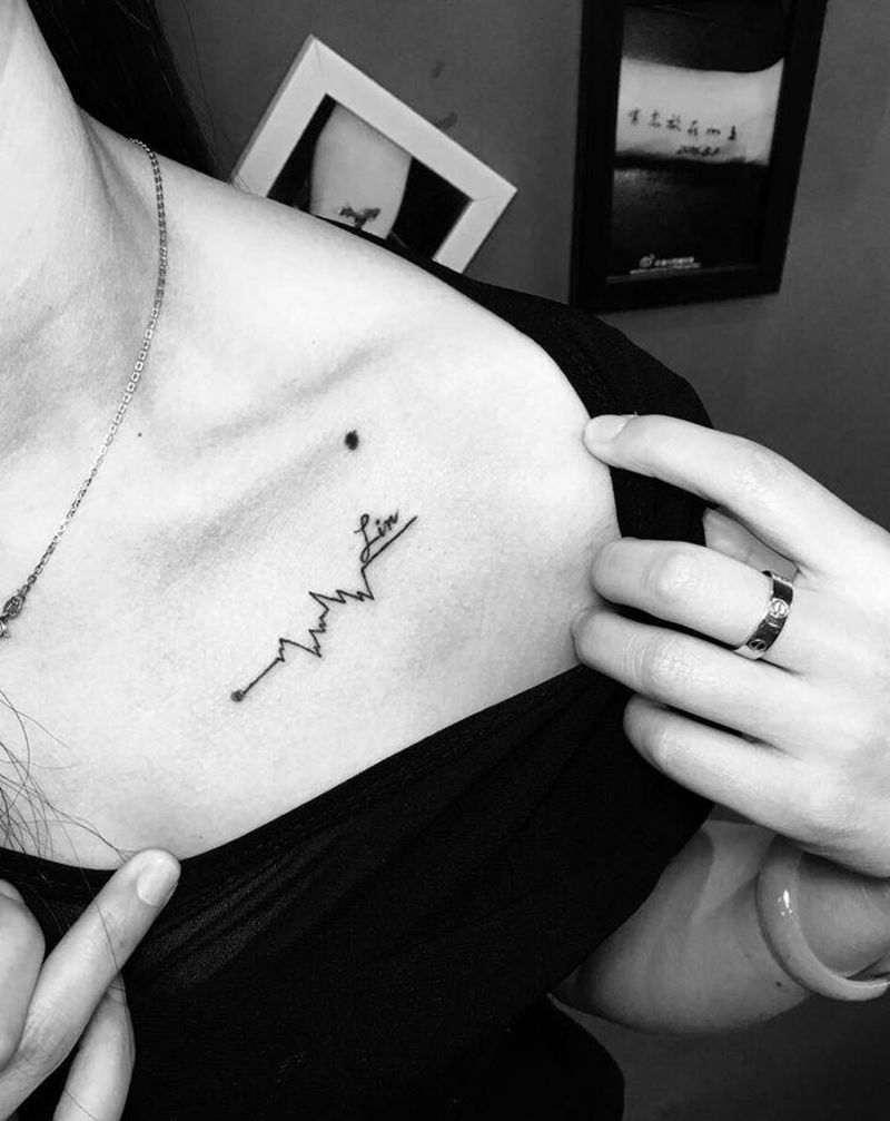 心电图纹身图片_胸部花体字心电图纹身图案