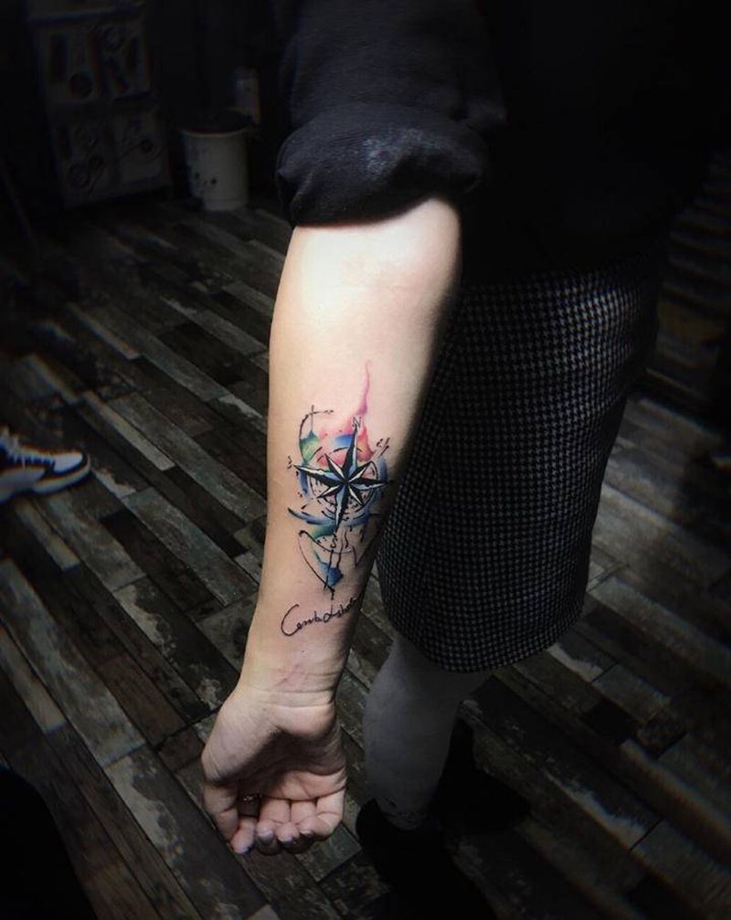 水墨指南针纹身图片_手臂水彩水墨指南针纹身图案