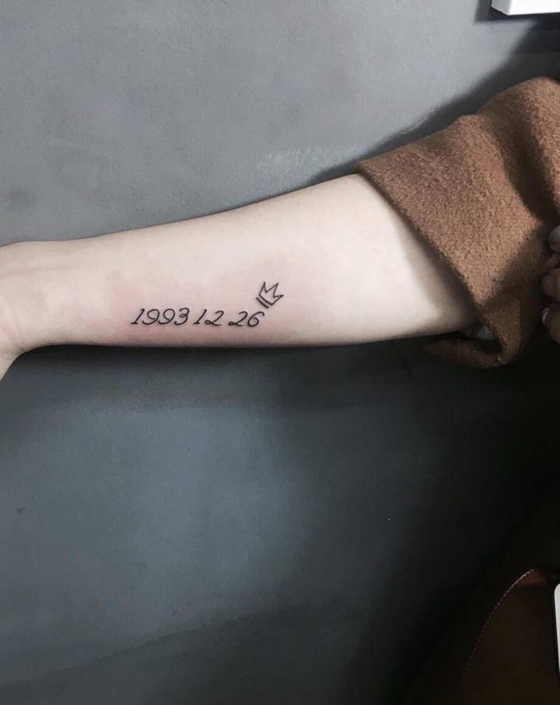 皇冠字母纹身图片_肩部皇冠字母纹身图案