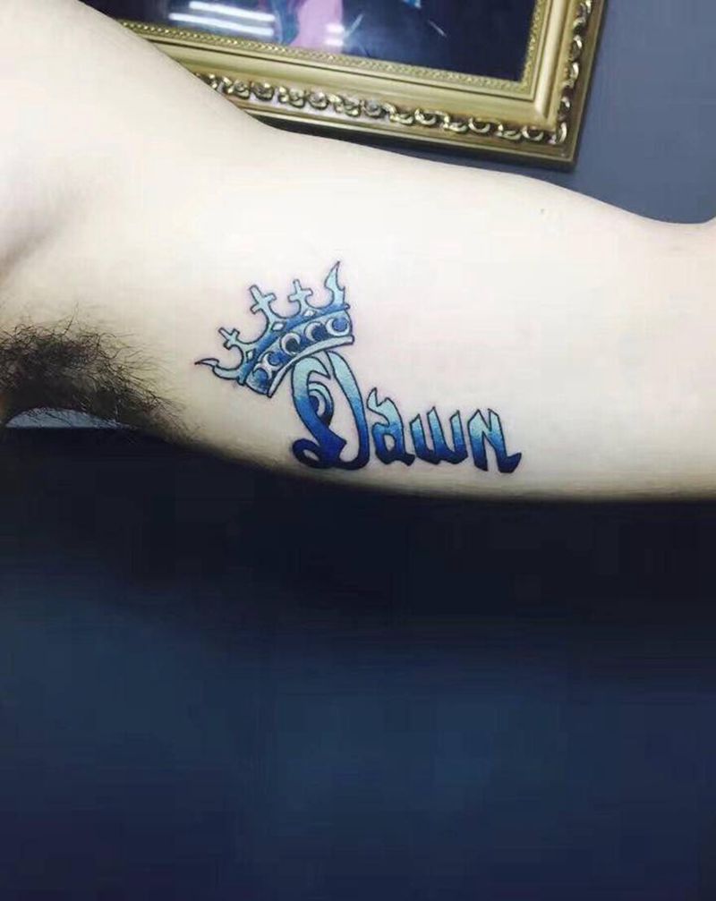 皇冠 花体字纹身图片_手臂花体字皇冠花体字纹身图案