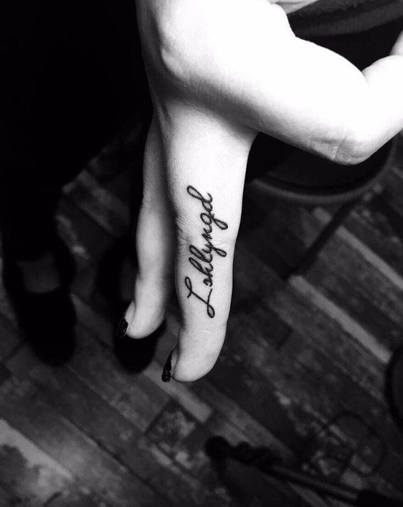 手指字母纹身图片_手臂手指字母纹身图案