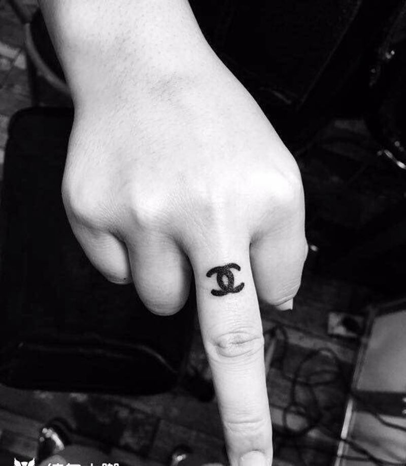 香奈儿纹身图片_手部图腾香奈儿纹身图案