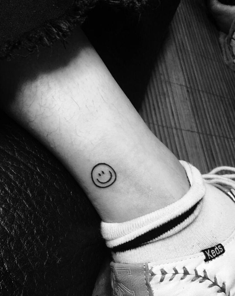 笑脸纹身图片_腿部几何笑脸纹身图案