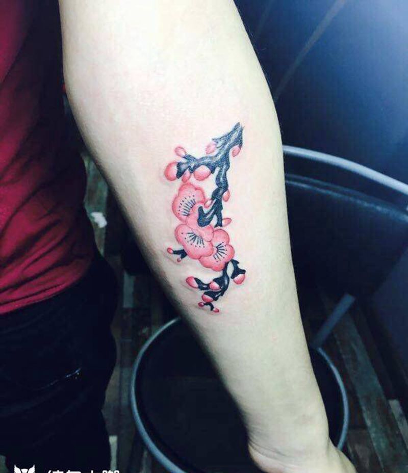 桃花纹身图片_手臂水墨桃花纹身图案