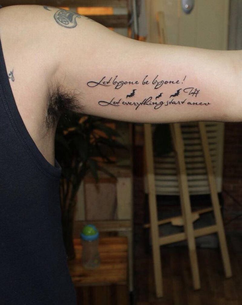 字母纹身图片_手臂花体字字母纹身图案