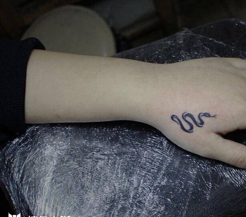 蛇纹身图片_手部图腾蛇纹身图案