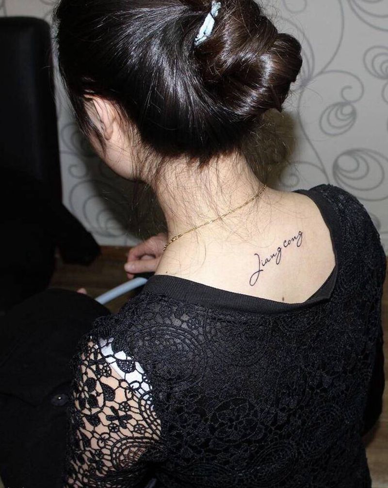 字母纹身图片_背部几何字母纹身图案