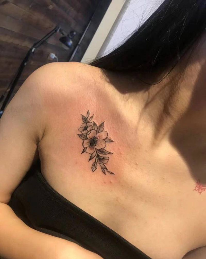 素花纹身图片_胸部点刺素花纹身图案